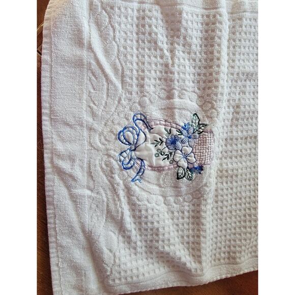 Vintage Hand Towel Embroidered Basket - Picture 3 of 5